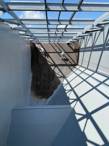 Travaux de mise en peinture de la structure intérieure du bâtiment La Lentille à Terre Rouge par les équipes de GTA Group.