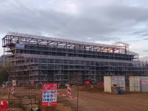 Bâtiment La Lentille à Terre Rouge entouré d’échafaudages lors du chantier de rénovation réalisé par GTA Group.
