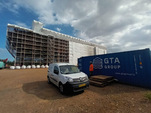 Bâtiment La Lentille à Terre Rouge entouré d’échafaudages lors du chantier de rénovation réalisé par GTA Group.