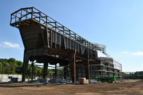 Mise en place des échafaudages au début du chantier de rénovation du bâtiment La Lentille à Terre Rouge par GTA Group.